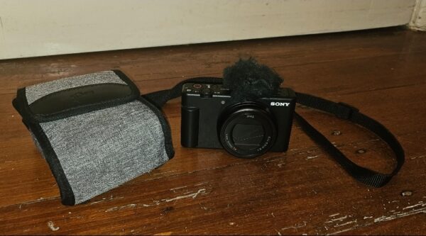 Sony ZV-1 avec sa pochette Sony ZV-1 avec sa pochette